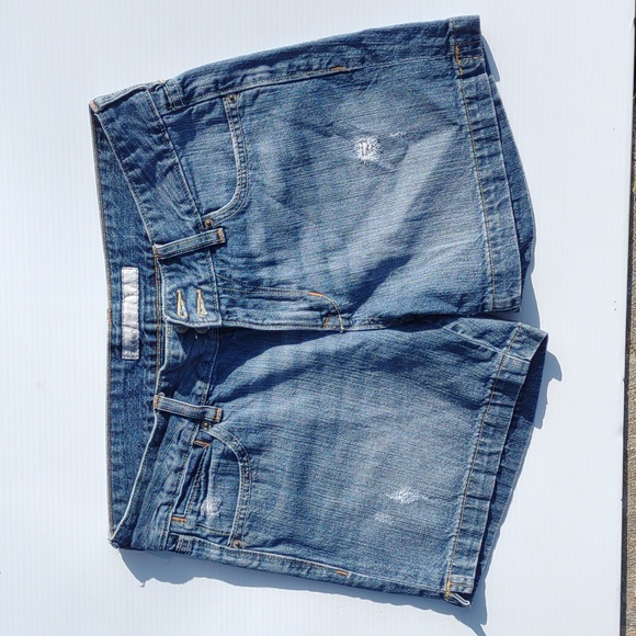 🌜OLD NAVY Mid-Rise Distressed Shorts in Medium Dark Wash - Picture 4 of 16